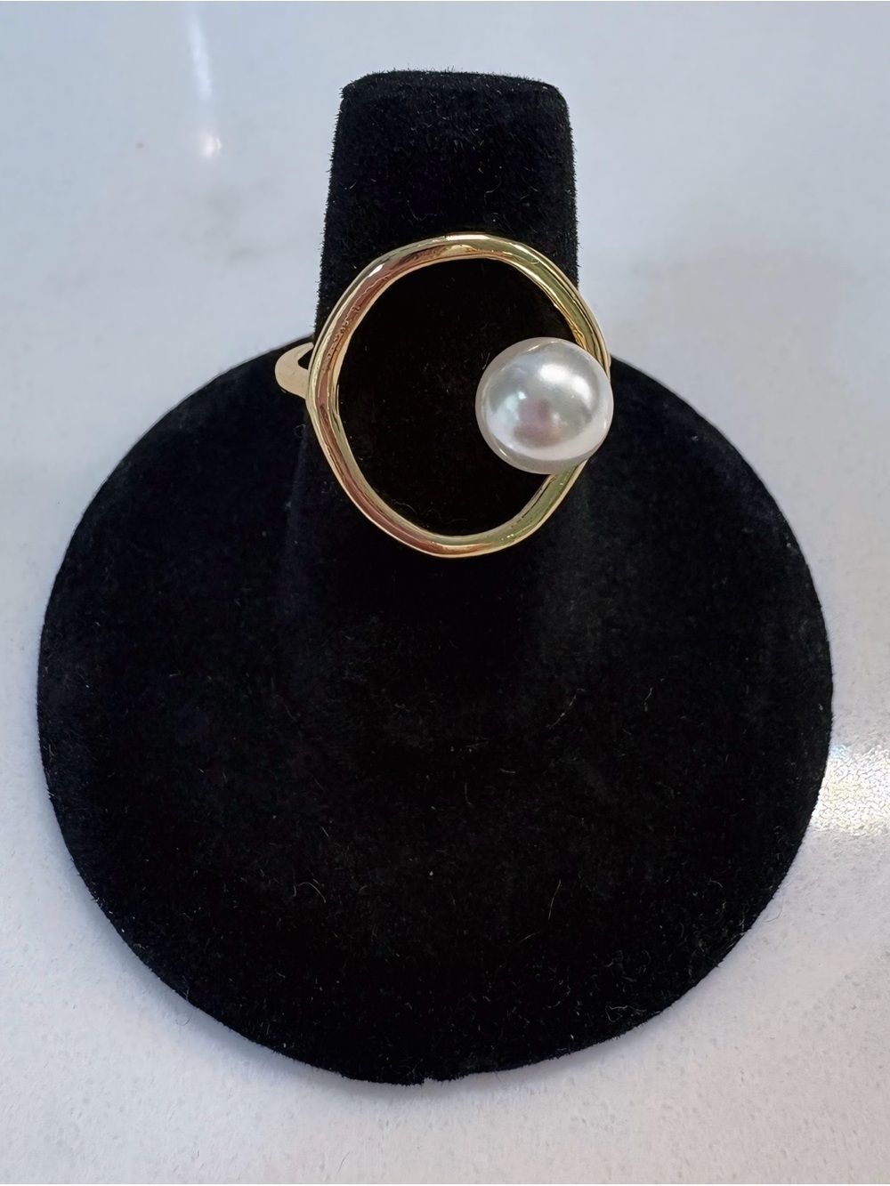 Gold metal Pearl Open Circle Ring Sz 7